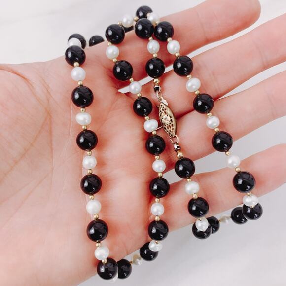 VTG Genuine Pearl & Black Glass 1950s Necklace w/ 14K Gold Filigree Clasp - Picture 4 of 16